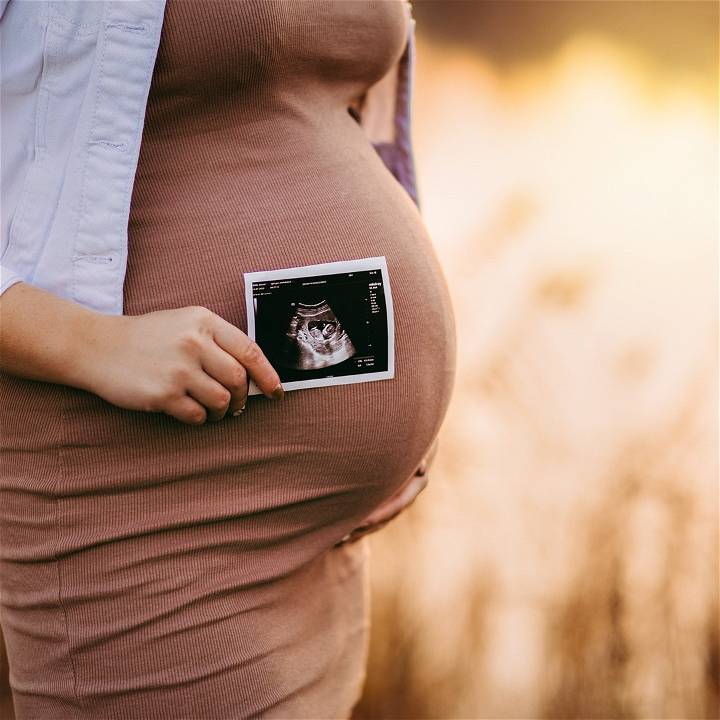 DIY Maternity Shoot Ideas To Take Photos at Home