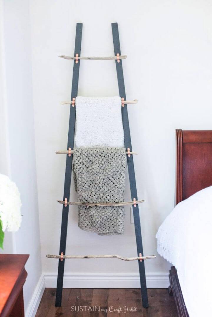 Rustic Coastal Blanket Ladder